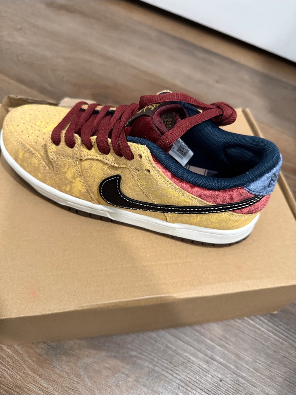 Nike Kids Low-Top Sneakers in Yellow, Maroon & Navy